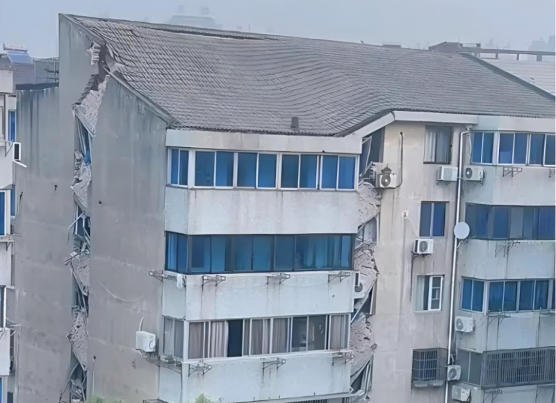 江蘇丹陽一小區(qū)樓房沉降開裂,結(jié)構(gòu)健康監(jiān)測如何為城市建筑安全“把脈問診”245 江蘇一小區(qū)樓房沉降開裂,結(jié)構(gòu)健康監(jiān)測如何為建筑安全“把脈問診”(圖1)